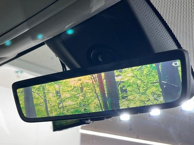 【デジタルインナーミラー】後席の大きな荷物や同乗者で後方が確認しづらい時でも安心!カメラが撮影した車両後方の映像をルームミラー内に表示。クリアな視界で状況の確認が可能です!