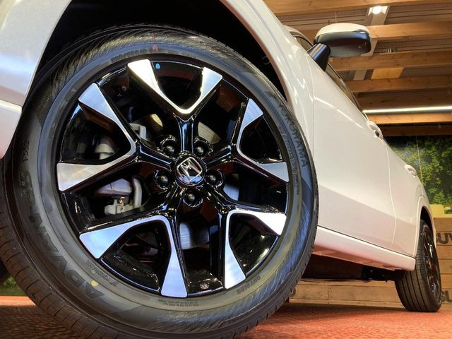 �y����18�C���`�A���~�z�C�[���z�O�ςɃ}�b�`���������A���~�z�C�[���𑕒����Ă���܂��B�e��ЊO�A���~�z�C�[����A�X�^�b�h���X�^�C�����戵�����Ă���܂��B���񂲑��k����������