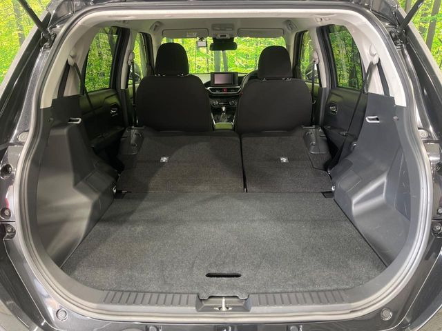 ���i�̂���������ʋ΁A���}���ɏ\���ȉ׎��X�y�[�X���m�ۂ��Ă���܂��B�Z�J���h�V�[�g��|���ƁA�傫�ȉו��̐ύڂ��\�ł���