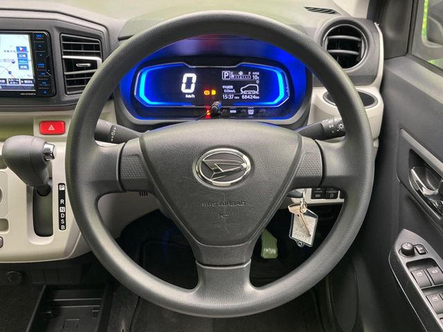 �C���e���A�ɍ��킹���f�U�C���̃X�e�A�����O�́A�^�]�������̂��Ƃ��l���A�^�]���₷���`��A�傫���ł��B�����x�A���ۂɐG���Ă��m���߂��������B