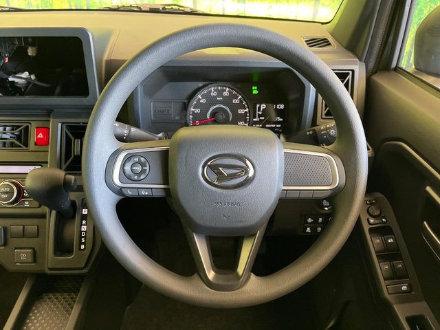 �C���e���A�ɍ��킹���f�U�C���̃X�e�A�����O�́A�^�]�������̂��Ƃ��l���A�^�]���₷���`��A�傫���ł��B�����x�A���ۂɐG���Ă��m���߂��������B