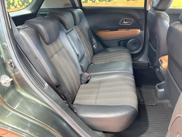 後部座席も気になるようなキズ・汚れやへたり等、大きなダメージはなく、良好な状態です。