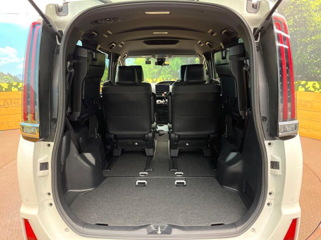 後席を格納すると、これだけの広さが!シーンに合わせたシートアレンジで、大きな荷物も積むことが出来ます♪