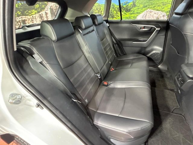 後部座席も気になるようなキズ・汚れやへたり等、大きなダメージはなく、良好な状態です。