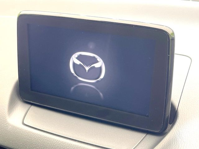 【マツダコネクトナビ】車内の雰囲気にマッチした一体型タイプのナビ。各種車輌設定やBluetooth再生等、様々な機能が楽しめます。直感的なダイヤル操作が可能で、使い勝手も良好です。