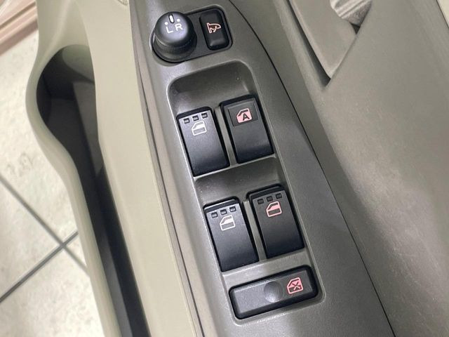 �y�d���i�[�~���[�z�T�C�h�~���[�͓d���i�[���ƂȂ��Ă���A�������ԏ�ł��L�Y�������X�N��}�����܂��B