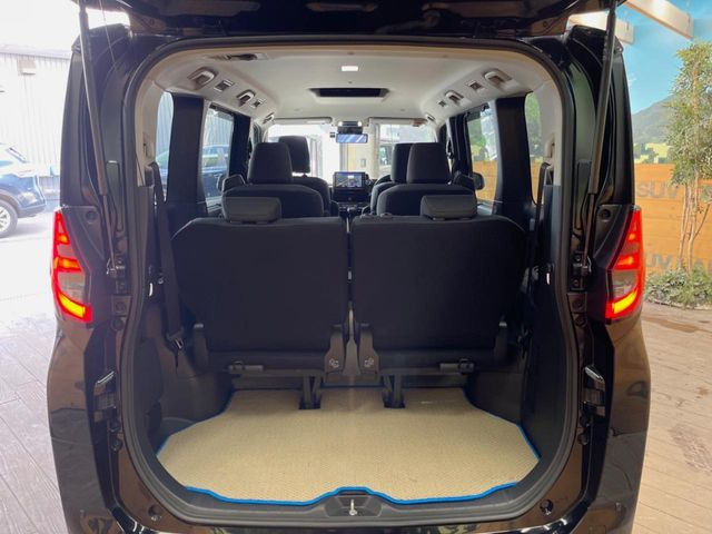 ���i�̂���������ʋ΁A���}���ɏ\���ȉ׎��X�y�[�X���m�ۂ��Ă���܂��B�Z�J���h�V�[�g��|���ƁA�傫�ȉו��̐ύڂ��\�ł���