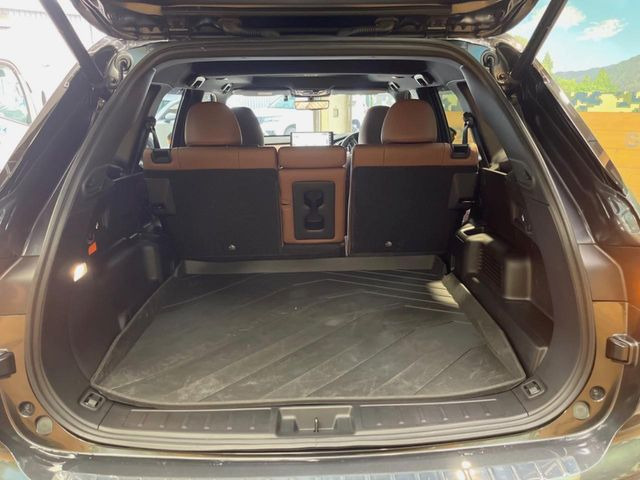 ���i�̂���������ʋ΁A���}���ɏ\���ȉ׎��X�y�[�X���m�ۂ��Ă���܂��B�Z�J���h�V�[�g��|���ƁA�傫�ȉו��̐ύڂ��\�ł���