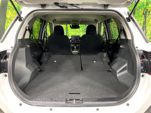 ���i�̂���������ʋ΁A���}���ɏ\���ȉ׎��X�y�[�X���m�ۂ��Ă���܂��B�Z�J���h�V�[�g��|���ƁA�傫�ȉו��̐ύڂ��\�ł���