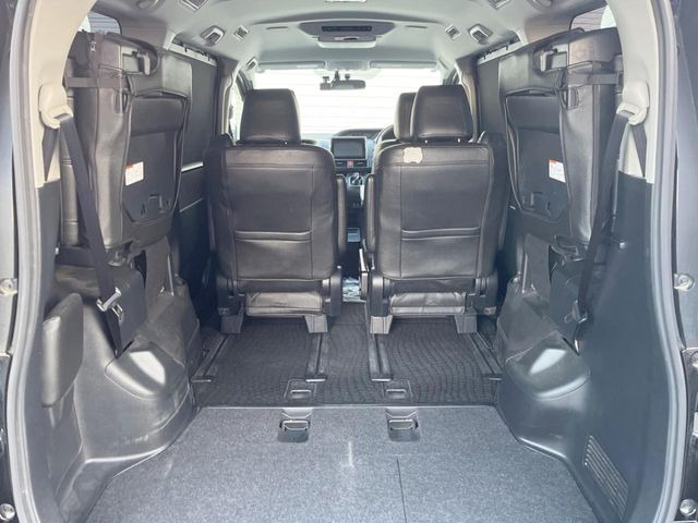 ���i�̂���������ʋ΁A���}���ɏ\���ȉ׎��X�y�[�X���m�ۂ��Ă���܂��B�Z�J���h�V�[�g��|���ƁA�傫�ȉו��̐ύڂ��\�ł���