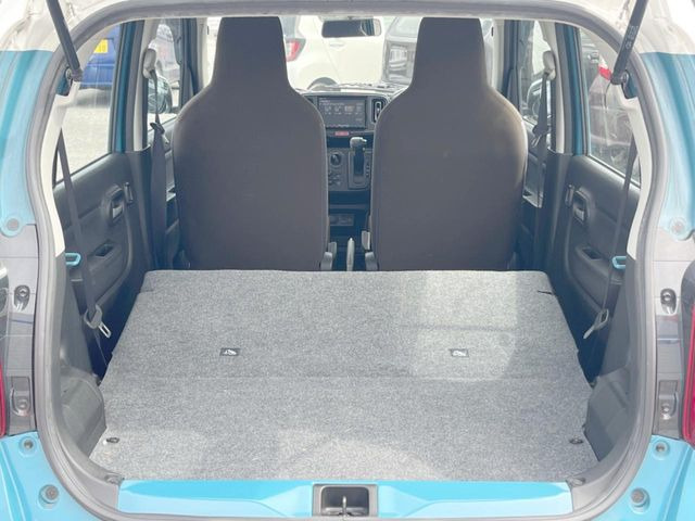 ���i�̂���������ʋ΁A���}���ɏ\���ȉ׎��X�y�[�X���m�ۂ��Ă���܂��B�Z�J���h�V�[�g��|���ƁA�傫�ȉו��̐ύڂ��\�ł���