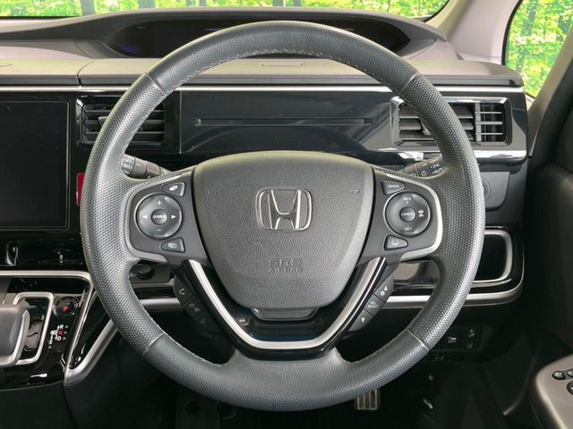 �C���e���A�ɍ��킹���f�U�C���̃X�e�A�����O�́A�^�]�������̂��Ƃ��l���A�^�]���₷���`��A�傫���ł��B�����x�A���ۂɐG���Ă��m���߂��������B