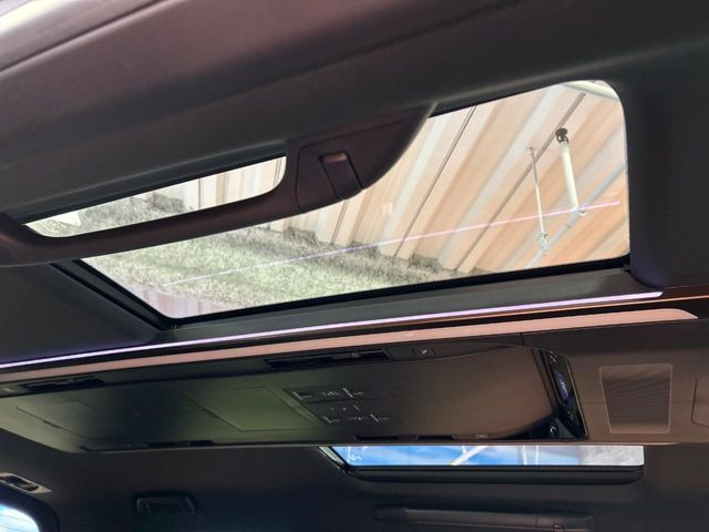 【左右独立ムーンルーフ】2列目左右席にそれぞれ配置されたガラスルーフ!日差しに合わせて片側だけシェードを閉めることも可能です!