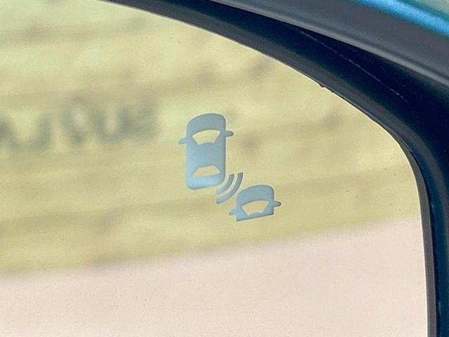 【ブラインドスポットインフォメーション】走行中、ドアミラーの死角になりやすい箇所に後続車が接近するとサイドミラー付近に警告を表示、ドライバーに注意喚起をしてくれます。