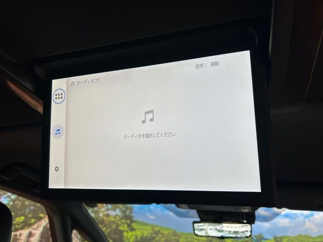 【後席モニター】家族や友人とお出かけする機会が多い方に大人気の後席モニターを装備!見やすい位置に画面がありテレビやDVDの視聴も快適!友達もお子様も、後席にしか乗らなくなるかも??