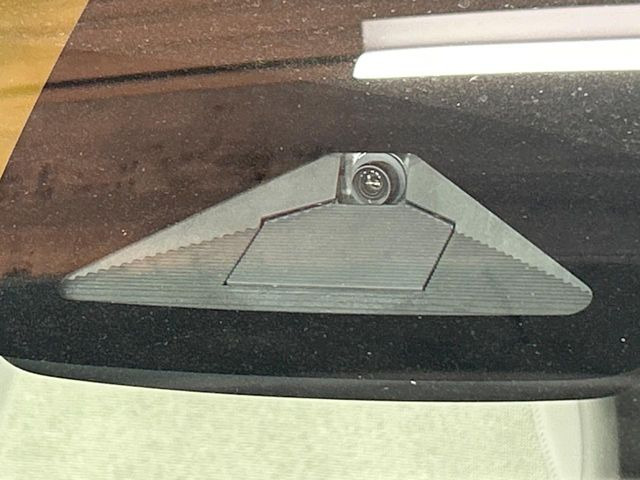 【ホンダセンシング】走行中に前方の車両等を認識し、衝突しそうな時は警報とブレーキで衝突回避と被害軽減をアシスト。より安全にドライブをお楽しみいただけます。