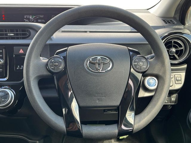 �C���e���A�ɍ��킹���f�U�C���̃X�e�A�����O�́A�^�]�������̂��Ƃ��l���A�^�]���₷���`��A�傫���ł��B�����x�A���ۂɐG���Ă��m���߂��������B