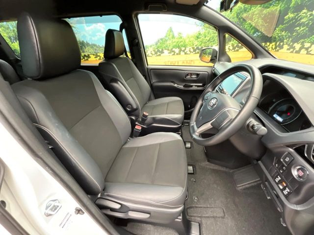 【ハーフレザーシート】高級感と座り心地を両立した人気のシート♪背面・座面のファブリック素材は、通気性の良さや滑りにくさに優れています。気温や服装に左右されず快適にお乗りいただけます。