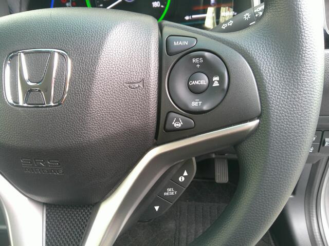 �N���[�Y�R���g���[���𑕔����Ă��܂��̂ŁA�������H�ȂǂŃA�N�Z���y�_���𓥂܂��Ɏԑ������ɕۂ��Ƃ��\�ł�