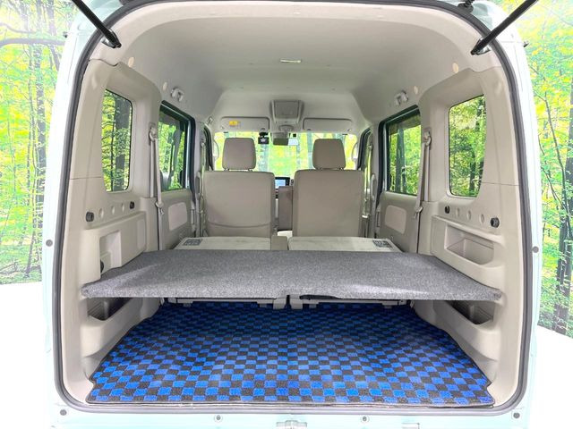 ���i�̂���������ʋ΁A���}���ɏ\���ȉ׎��X�y�[�X���m�ۂ��Ă���܂��B�Z�J���h�V�[�g��|���ƁA�傫�ȉו��̐ύڂ��\�ł���