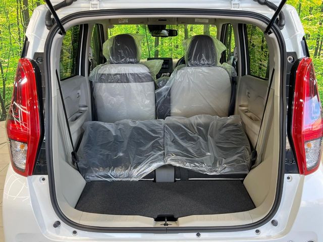 ���i�̂���������ʋ΁A���}���ɏ\���ȉ׎��X�y�[�X���m�ۂ��Ă���܂��B�Z�J���h�V�[�g��|���ƁA�傫�ȉו��̐ύڂ��\�ł���