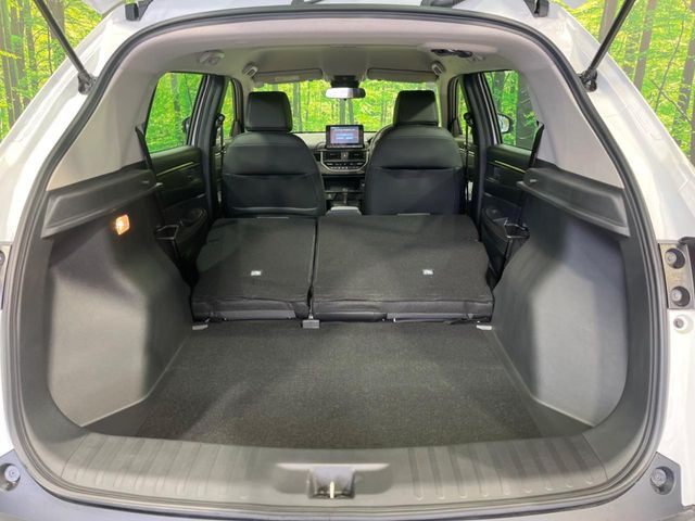 積み下ろしのしやすいデッキにはたっぷりと荷物を積み込んでいただけます。遊びから仕事まで、様々なシーンで頼れます♪