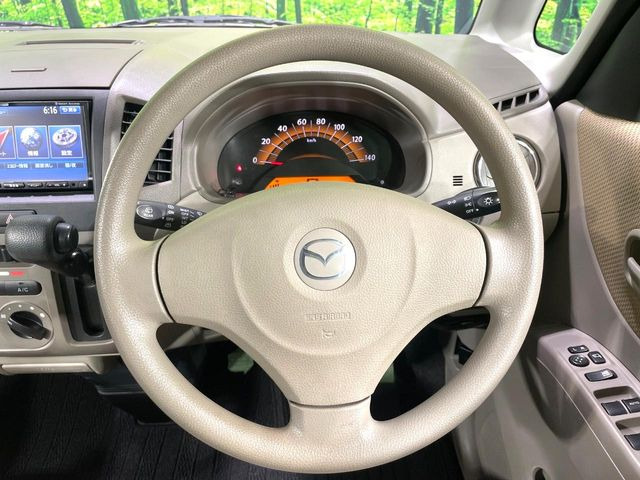 �C���e���A�ɍ��킹���f�U�C���̃X�e�A�����O�́A�^�]�������̂��Ƃ��l���A�^�]���₷���`��A�傫���ł��B�����x�A���ۂɐG���Ă��m���߂��������B