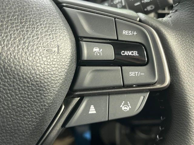 【アダプティブクルーズコントロール】高速道路での長距離走行が楽に!!自動で速度を保つクルーズコントロールが、衝突軽減システムと連携し、前方の車両を感知して車間を保つように速度調節してくれます!!