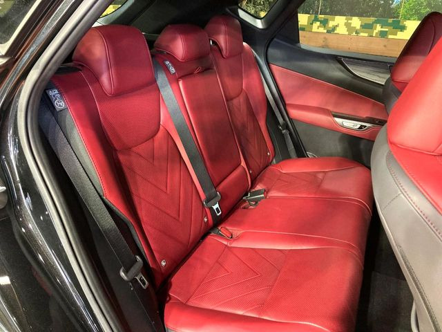 後部座席も気になるようなキズ・汚れやへたり等、大きなダメージはなく、良好な状態です。