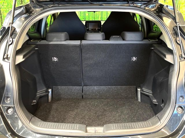 ���i�̂���������ʋ΁A���}���ɏ\���ȉ׎��X�y�[�X���m�ۂ��Ă���܂��B�Z�J���h�V�[�g��|���ƁA�傫�ȉו��̐ύڂ��\�ł���