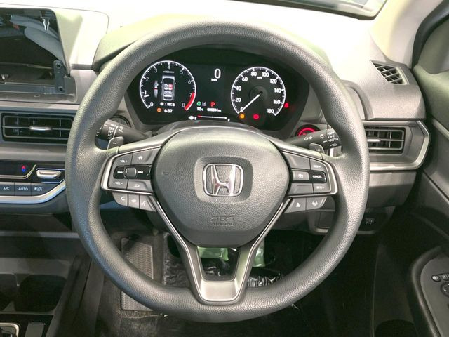 �C���e���A�ɍ��킹���f�U�C���̃X�e�A�����O�́A�^�]�������̂��Ƃ��l���A�^�]���₷���`��A�傫���ł��B�����x�A���ۂɐG���Ă��m���߂��������B