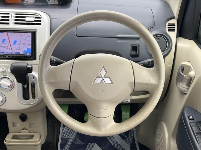 �C���e���A�ɍ��킹���f�U�C���̃X�e�A�����O�́A�^�]�������̂��Ƃ��l���A�^�]���₷���`��A�傫���ł��B�����x�A���ۂɐG���Ă��m���߂��������B