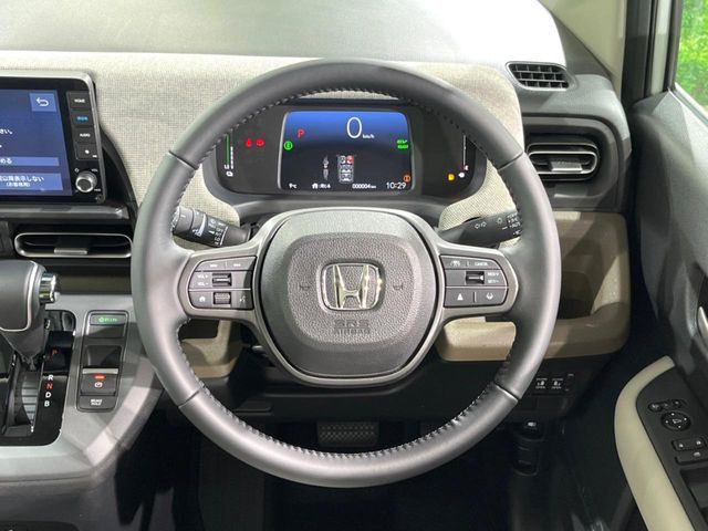 �C���e���A�ɍ��킹���f�U�C���̃X�e�A�����O�́A�^�]�������̂��Ƃ��l���A�^�]���₷���`��A�傫���ł��B�����x�A���ۂɐG���Ă��m���߂��������B