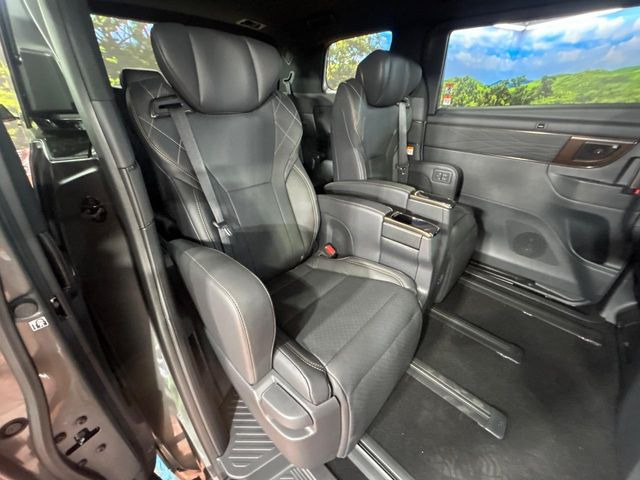 後部座席も気になるようなキズ・汚れやへたり等、大きなダメージはなく、良好な状態です。