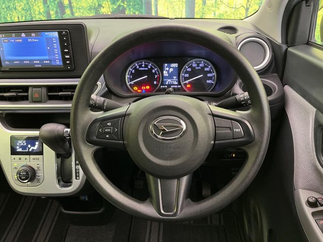 �C���e���A�ɍ��킹���f�U�C���̃X�e�A�����O�́A�^�]�������̂��Ƃ��l���A�^�]���₷���`��A�傫���ł��B�����x�A���ۂɐG���Ă��m���߂��������B