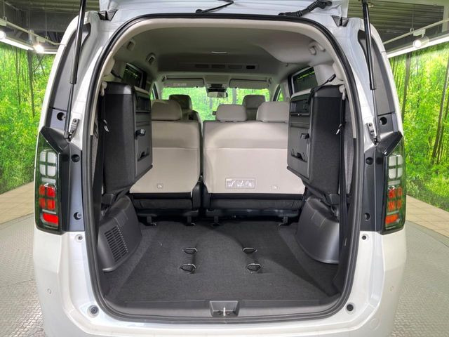 ���i�̂���������ʋ΁A���}���ɏ\���ȉ׎��X�y�[�X���m�ۂ��Ă���܂��B�Z�J���h�V�[�g��|���ƁA�傫�ȉו��̐ύڂ��\�ł���