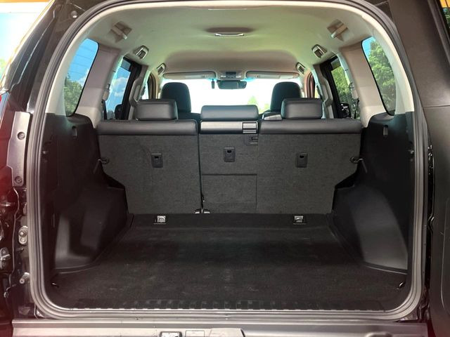 ���i�̂���������ʋ΁A���}���ɏ\���ȉ׎��X�y�[�X���m�ۂ��Ă���܂��B�Z�J���h�V�[�g��|���ƁA�傫�ȉו��̐ύڂ��\�ł���