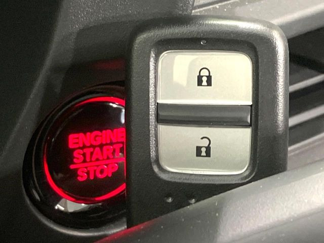 �yHonda�X�}�[�g�L�[�z�J�o����|�P�b�g�ɓ��ꂽ�܂܂ł��h�A�̎{���E�������\�ȃX�}�[�g�L�[�𑕔��B�G���W���̃I���E�I�t�����J�M�����o���K�v����������Ƃ��Ă��֗��ł���