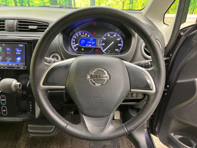 �C���e���A�ɍ��킹���f�U�C���̃X�e�A�����O�́A�^�]�������̂��Ƃ��l���A�^�]���₷���`��A�傫���ł��B�����x�A���ۂɐG���Ă��m���߂��������B