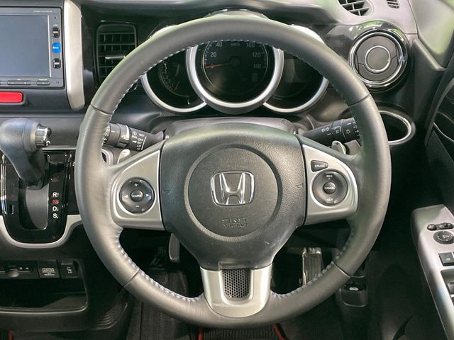 �y�����v�����X�e�A�����O�z�㎿�Ȋv���g�p���邱�ƂŁA��ɂ����������݂ƂĂ��^�]���₷���n���h���ł���