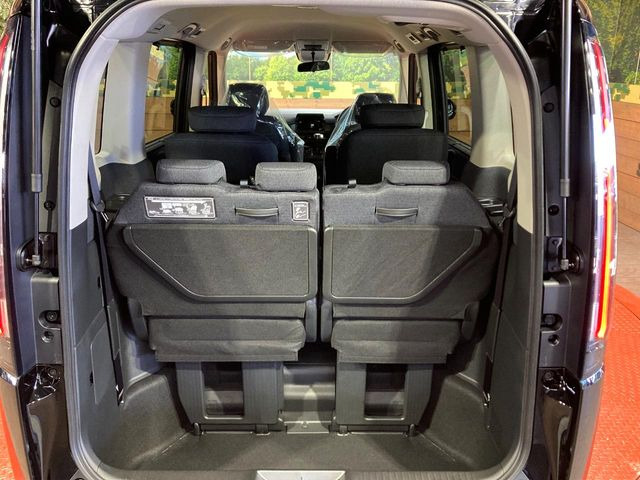 ���i�̂���������ʋ΁A���}���ɏ\���ȉ׎��X�y�[�X���m�ۂ��Ă���܂��B�Z�J���h�V�[�g��|���ƁA�傫�ȉו��̐ύڂ��\�ł���