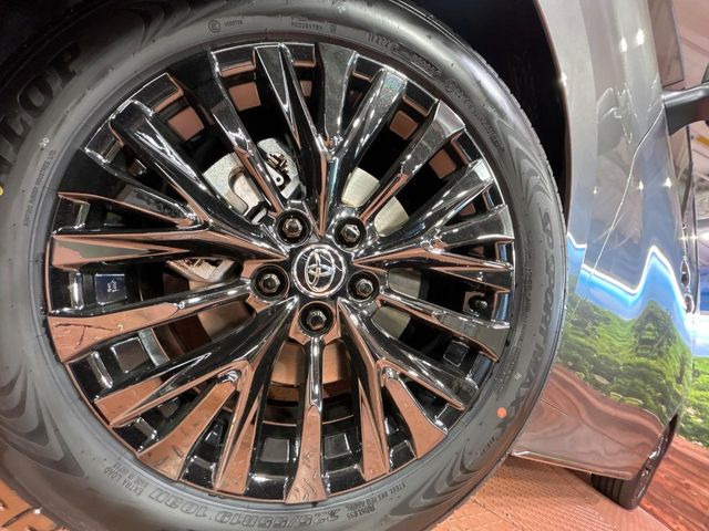 【純正19インチアルミホイール】外観にマッチした純正アルミホイールを装着しております。各種社外アルミホイールや、スタッドレスタイヤも取扱いしております。是非ご相談ください♪