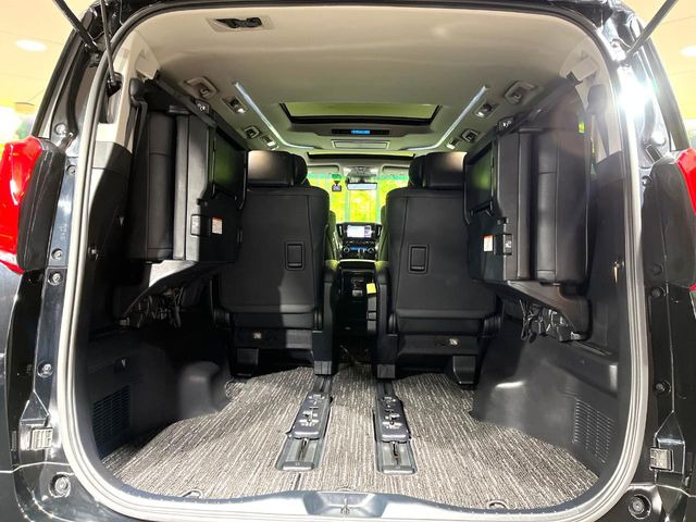 普段のお買い物や通勤、送迎等に十分な荷室スペースを確保しております。セカンドシートを倒すと、大きな荷物の積載も可能です♪