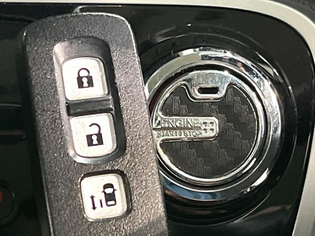�yHonda�X�}�[�g�L�[�z�J�o����|�P�b�g�ɓ��ꂽ�܂܂ł��h�A�̎{���E�������\�ȃX�}�[�g�L�[�𑕔��B�G���W���̃I���E�I�t�����J�M�����o���K�v����������Ƃ��Ă��֗��ł���