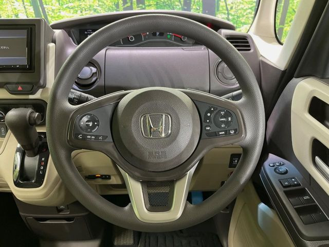 �C���e���A�ɍ��킹���f�U�C���̃X�e�A�����O�́A�^�]�������̂��Ƃ��l���A�^�]���₷���`��A�傫���ł��B�����x�A���ۂɐG���Ă��m���߂��������B
