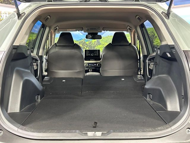 ���i�̂���������ʋ΁A���}���ɏ\���ȉ׎��X�y�[�X���m�ۂ��Ă���܂��B�Z�J���h�V�[�g��|���ƁA�傫�ȉו��̐ύڂ��\�ł���