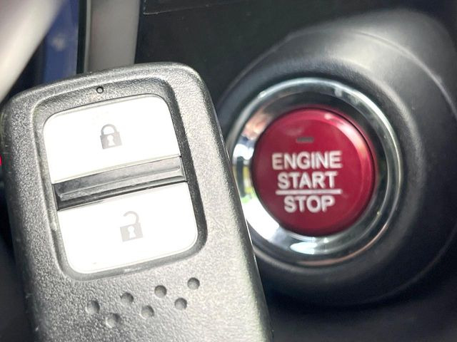 �yHonda�X�}�[�g�L�[�z�J�o����|�P�b�g�ɓ��ꂽ�܂܂ł��h�A�̎{���E�������\�ȃX�}�[�g�L�[�𑕔��B�G���W���̃I���E�I�t�����J�M�����o���K�v����������Ƃ��Ă��֗��ł���