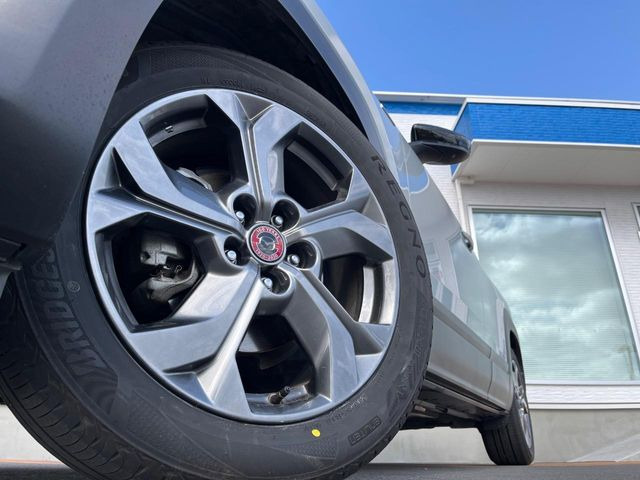 �y����18�C���`�A���~�z�C�[���z�O�ςɃ}�b�`���������A���~�z�C�[���𑕒����Ă���܂��B�e��ЊO�A���~�z�C�[����A�X�^�b�h���X�^�C�����戵�����Ă���܂��B���񂲑��k����������