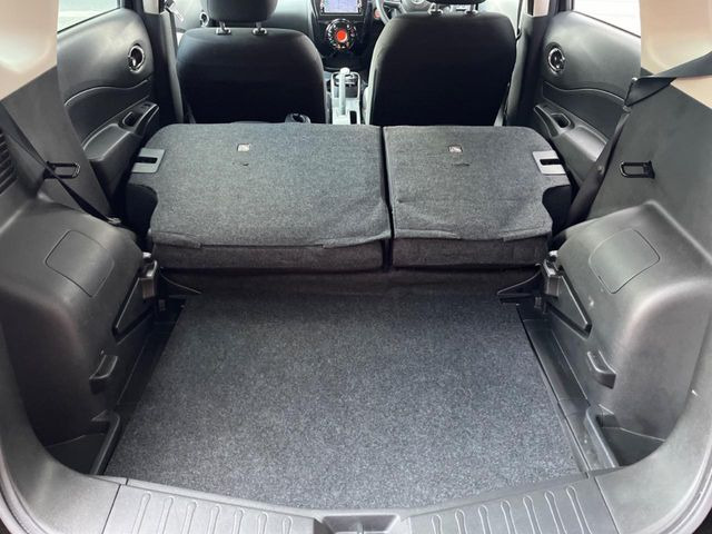 ���i�̂���������ʋ΁A���}���ɏ\���ȉ׎��X�y�[�X���m�ۂ��Ă���܂��B�Z�J���h�V�[�g��|���ƁA�傫�ȉו��̐ύڂ��\�ł���