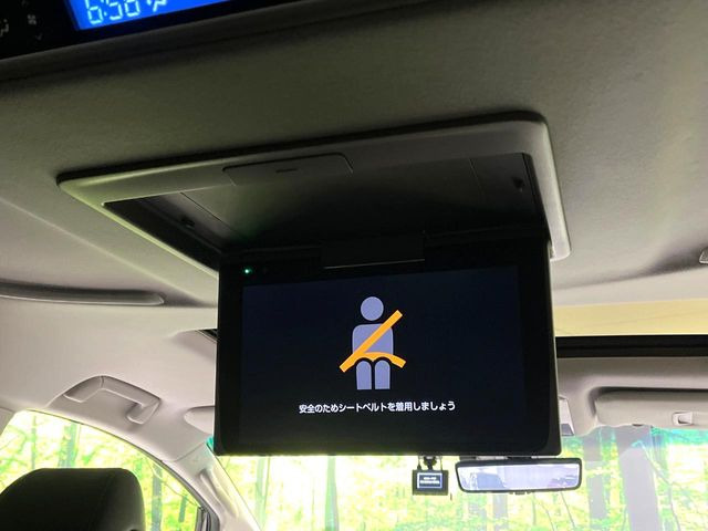 【フリップダウンモニター】大画面モニターで後席でもエンタメをお楽しみいただけます。小さなお子様にも大人気の装備です♪